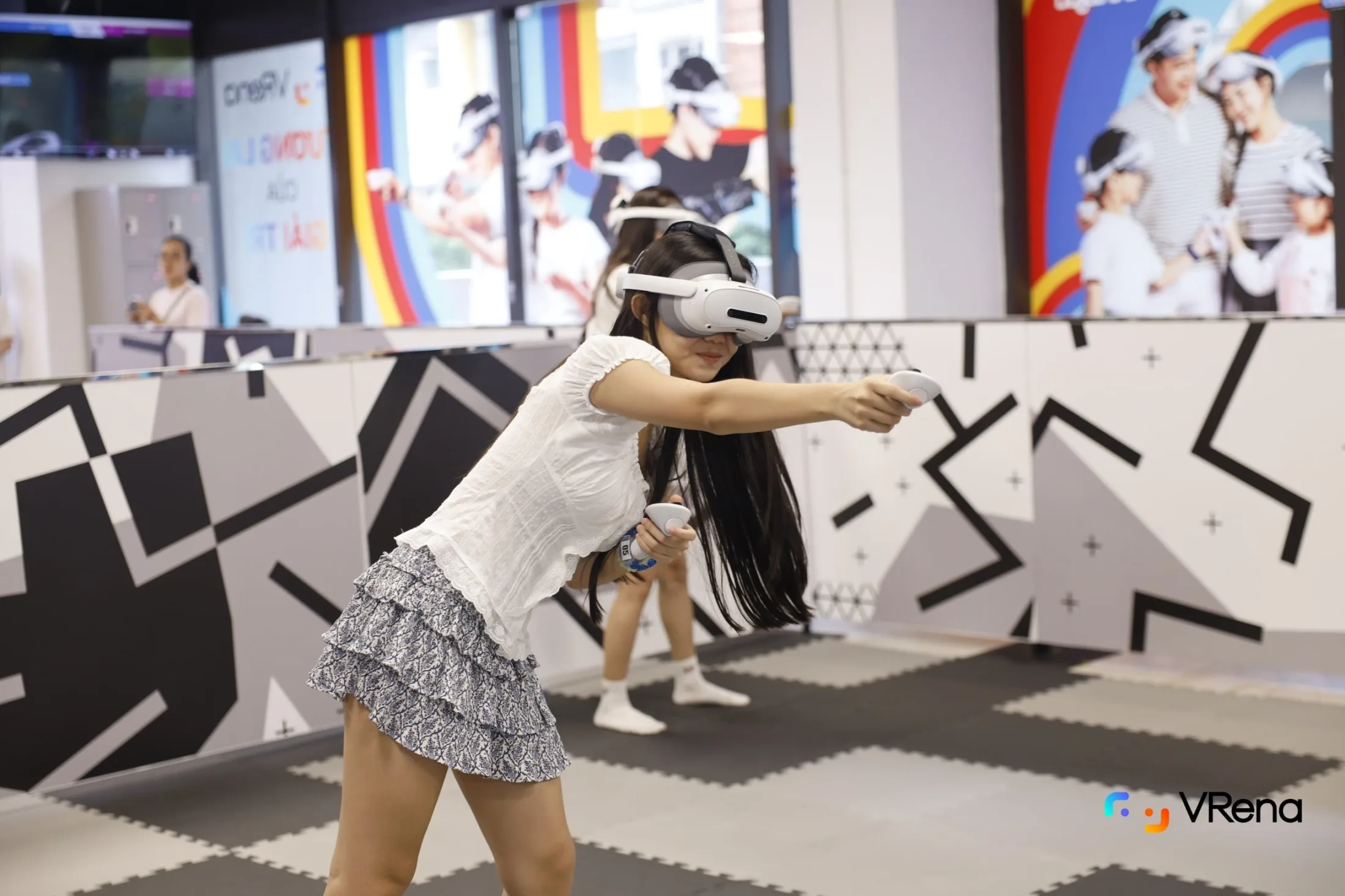 Người chơi trải nghiệm giải trí VR tại VRena TP.HCM